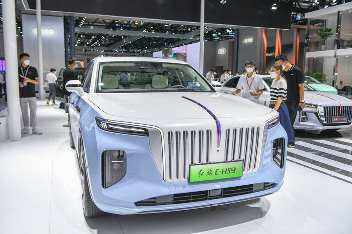 2022年7月22日,长春汽博会现场展出的红旗新能源车型。新华社记者 张楠 摄