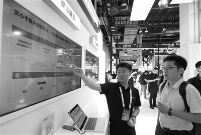 在上海举行的2023世界人工智能大会上,工作人员向参观者介绍百度文心千帆大模型平台。 新华社记者 方喆 摄