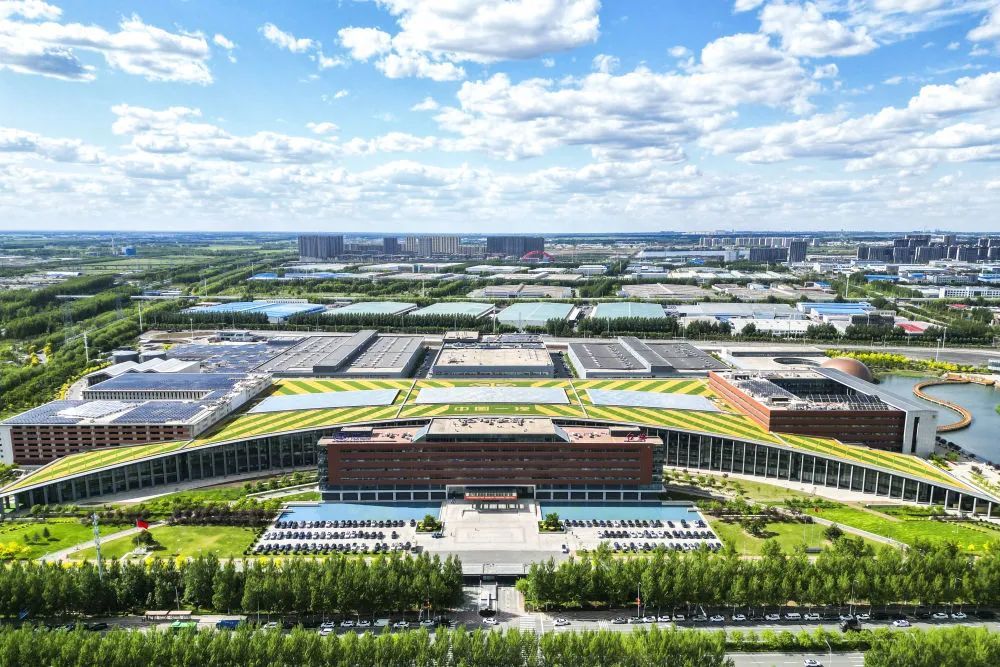 无人机拍摄的中国一汽集团NBD总部大楼(6月7日摄)。新华社记者 许畅 摄