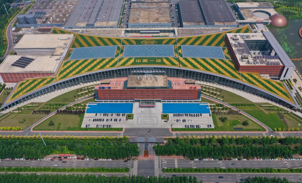 这是2021年7月1日拍摄的位于吉林省长春市的中国一汽总部大楼。新华社记者 许畅 摄