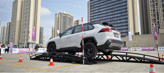 新RAV4荣放“过山车”挑战。 华龙网-新重庆客户端 杨翔然 摄