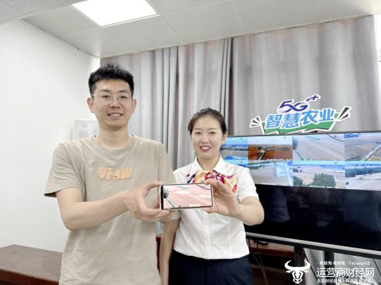 图注:客户经理展示“蓝天卫士”监控系统使用。