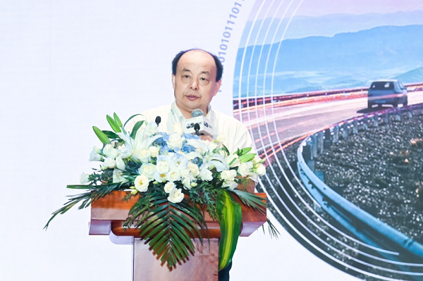 图:中国公路学会副理事长兼秘书长
