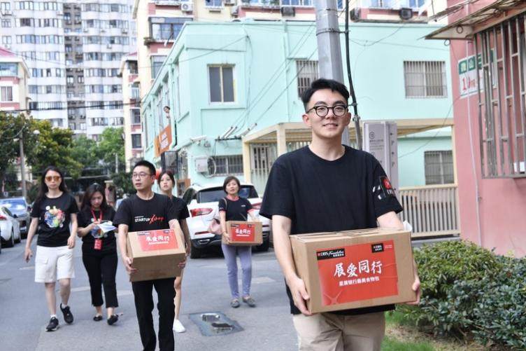 星展志愿者前往社区派送食物