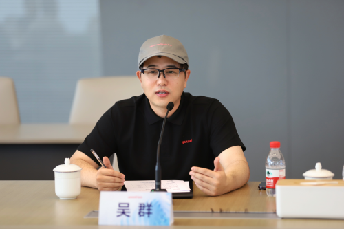 　　图：鱼跃医疗董事长吴群