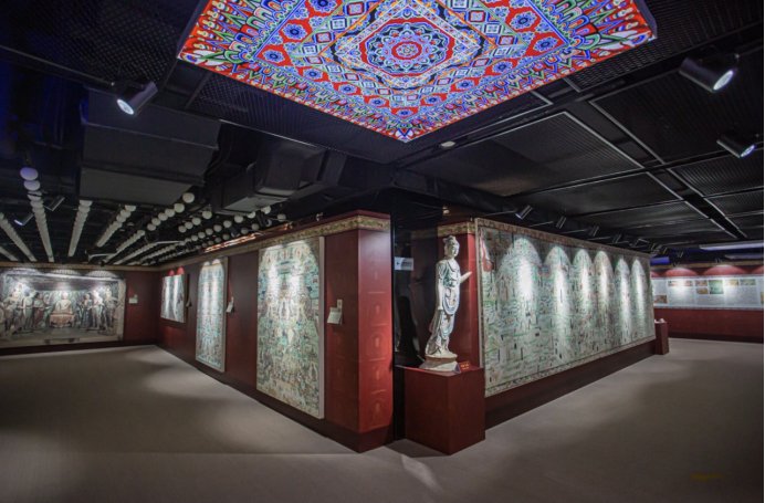 敦煌壁画艺术精品公益巡展主题展区。一汽红旗供图 华龙网发