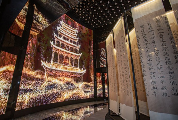 敦煌壁画艺术精品公益巡展中央展区。一汽红旗供图 华龙网发