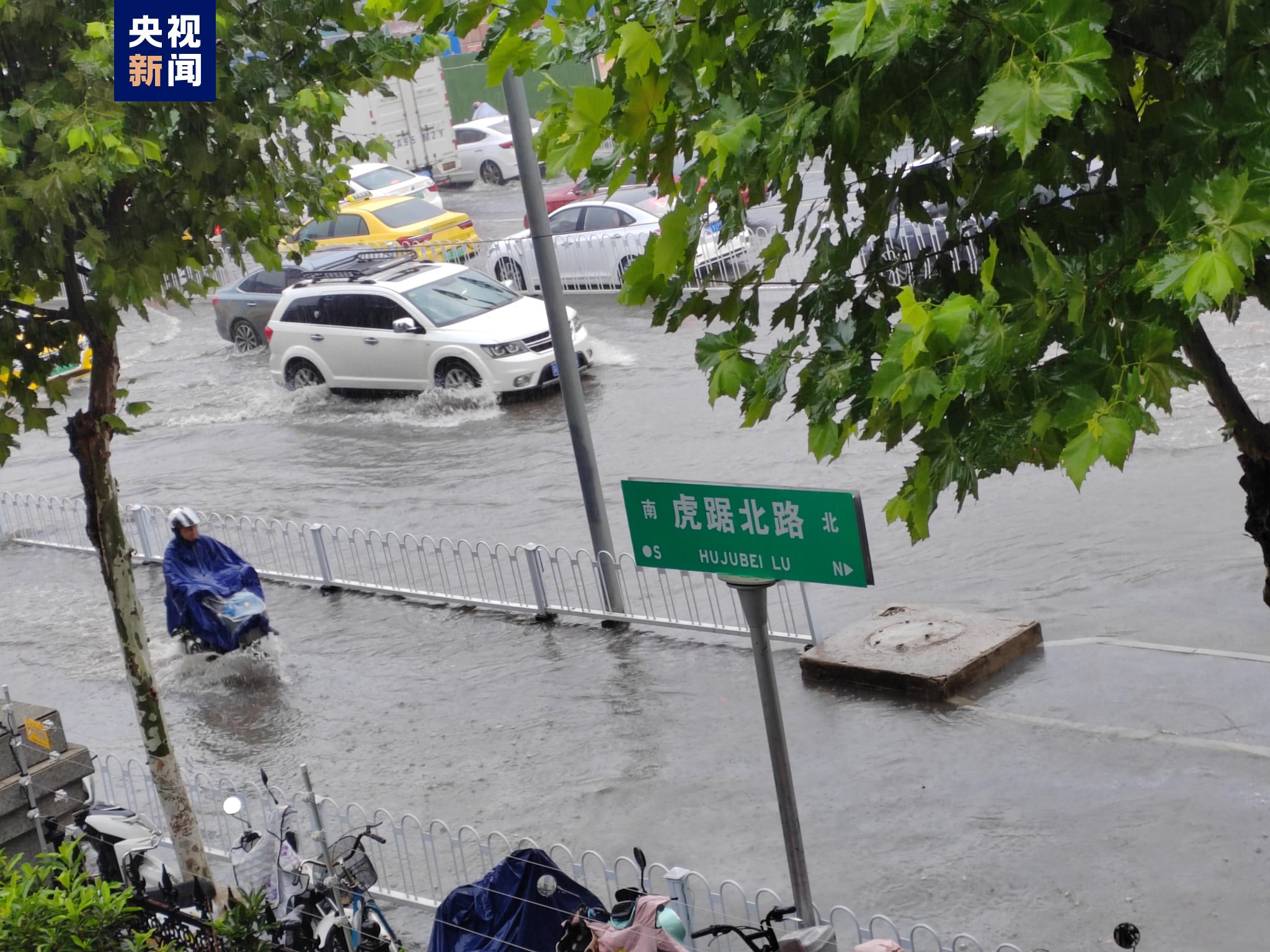 暴雨襲港 市民冒雨出行 - 香港文匯網