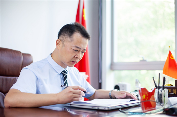 图说:北京华资律师事务所赵强主任,正在准备即将开庭的辩护意见