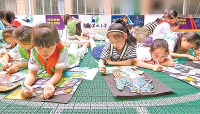 图为鱼洞第四小学艺术节上,学生们在画画。