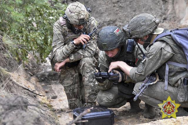 白俄羅斯特種作戰部隊士兵與瓦格納武裝人員在波白邊境訓練 圖源：視覺中國