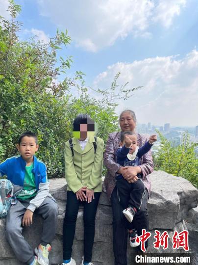 李娟驾车带着婆婆(右一)、姐姐(右二)和两个孩子出去游玩,享受天伦之乐余姚市委宣传部供图