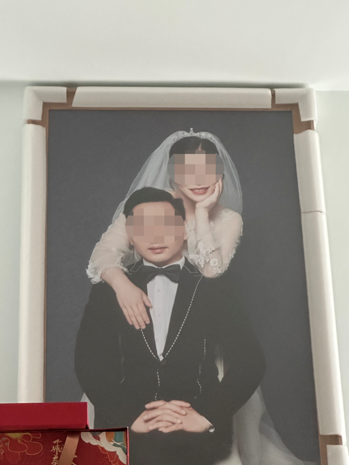 (贺敏与黄某拍摄的婚纱照 图/受访者提供)