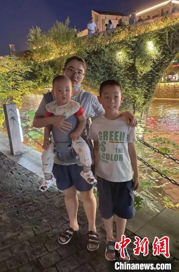 李娟带着一双儿子合影余姚市委宣传部供图