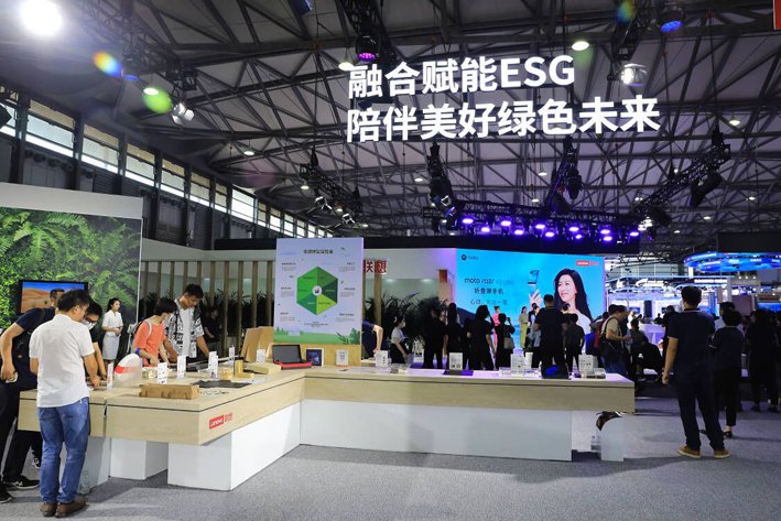 2023年6月28日，世界移动通信大会上，企业打出“融合赋能ESG陪伴美好绿色未来”标语 视觉中国图