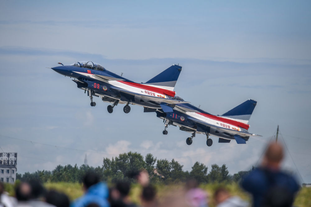 2022年8月26日,在空军航空开放活动·长春航空展上,中国空军八一飞行表演队进行飞行表演。新华社记者 张楠 摄
