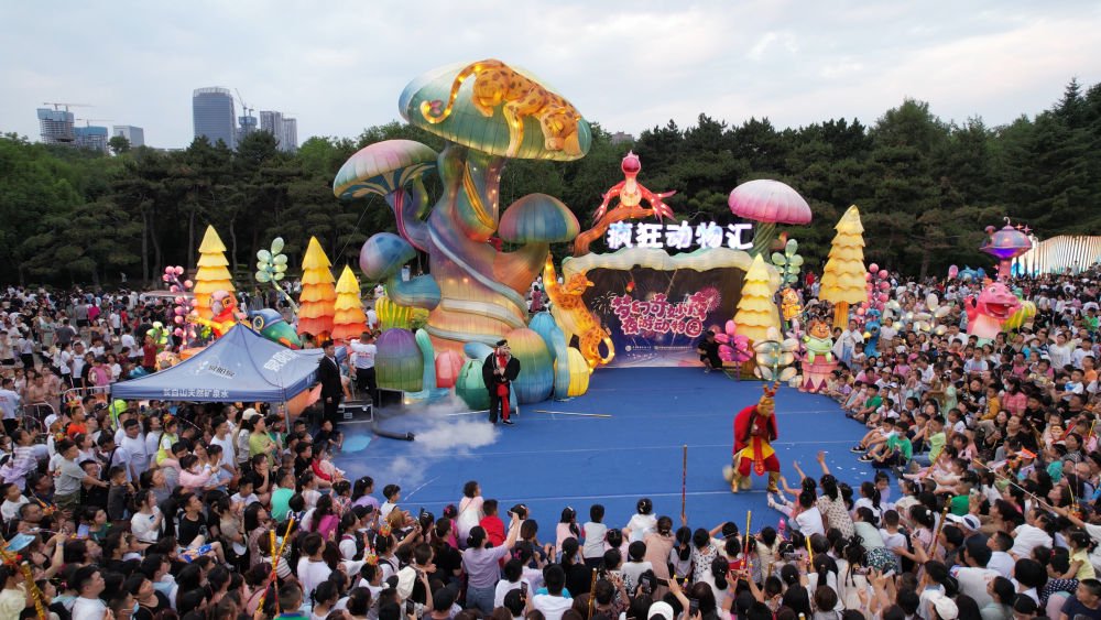 在长春动植物公园,游客观看“西游”主题夜游活动。新华社发