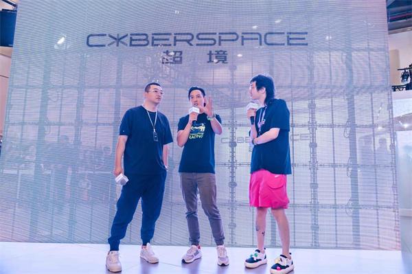 吴彦祖作为特邀嘉宾来到超境汽车展台