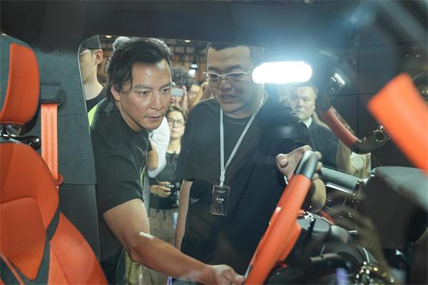 吴彦祖与超境汽车创始人兼CEO刘书麟进行现场交流
