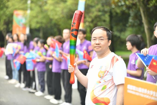 7月14日,成都大运会火炬传递成都站第三个传递日,吴永越是第八棒火炬手。图源:受访者