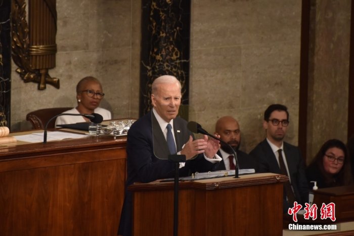美经济学教授：美国徘徊在危机边缘 经济正走向死胡同