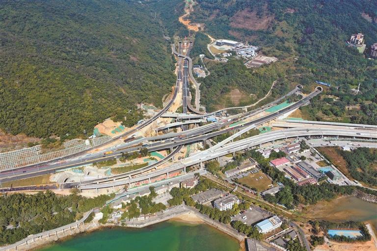 航拍坪盐通道盐港东立交及马峦山隧道。 深圳特区报记者 刘羽洁 通讯员 叶振峰 摄