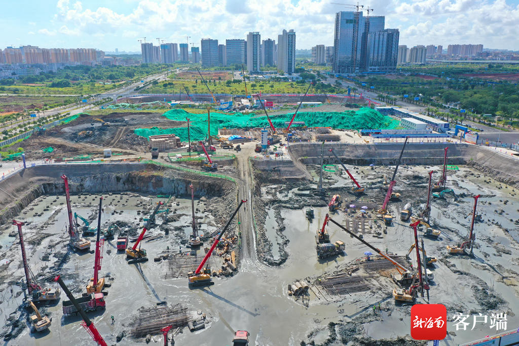 由中化学建设(海南)有限公司承建的中国海油深海能源开发总指挥部基地项目。现场工人正忙着施工。记者汪承贤摄