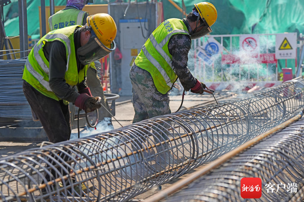 由中化学建设(海南)有限公司承建的中国海油深海能源开发总指挥部基地项目。现场工人正忙着施工。记者汪承贤摄