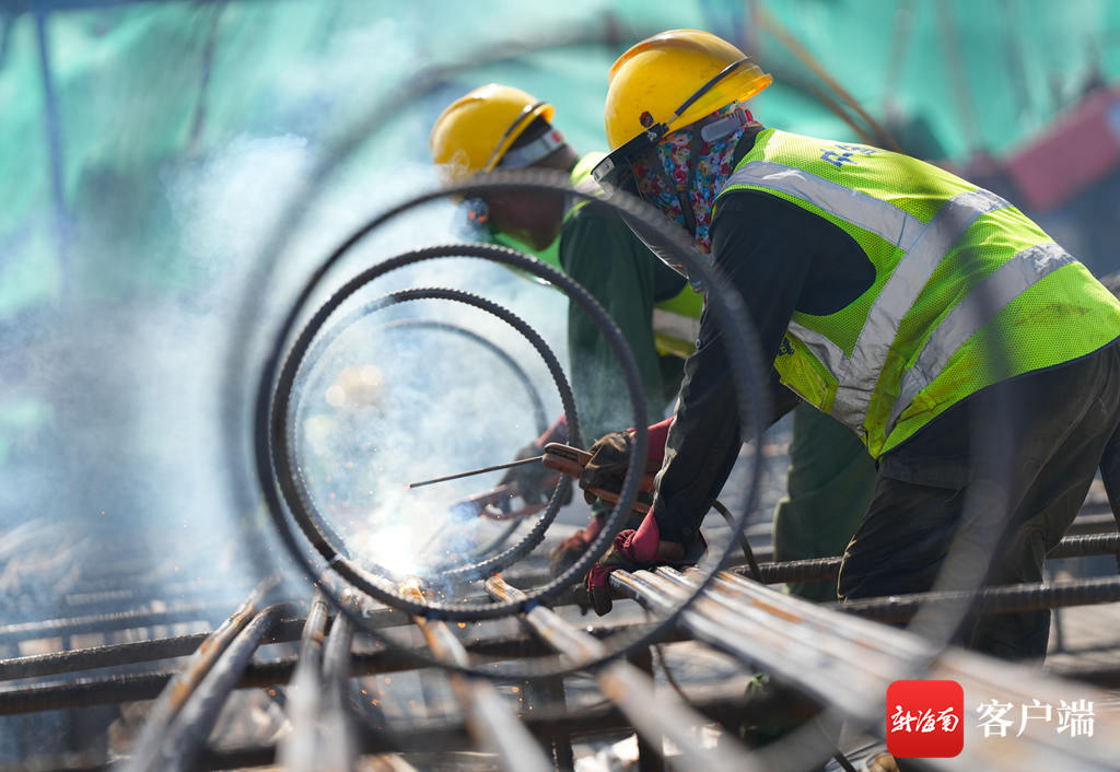 由中化学建设(海南)有限公司承建的中国海油深海能源开发总指挥部基地项目。现场工人正忙着施工。记者汪承贤摄