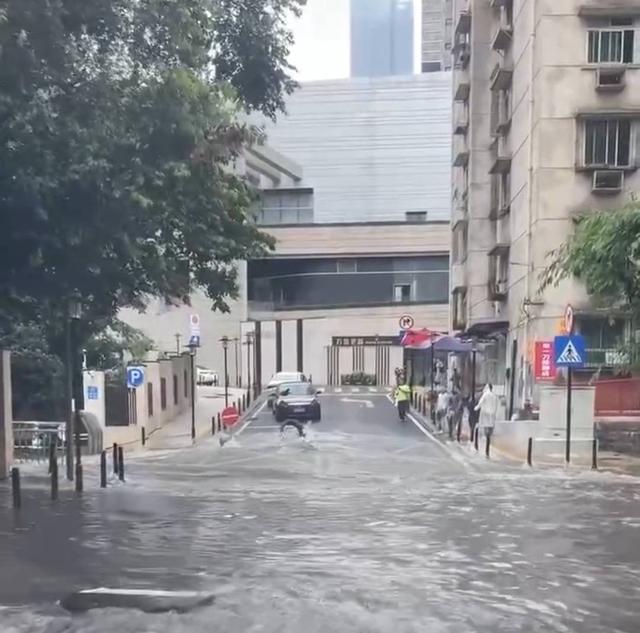 万象城区域出现积水。 视频截图