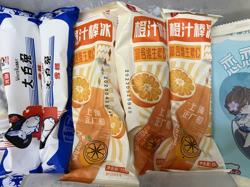 景老板说,光明冷饮的几款新品性价比高,都卖得很好