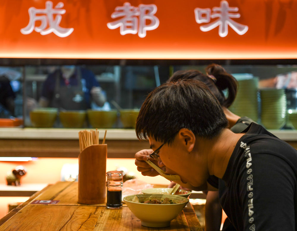 食客品尝成都小吃。新华社记者 王曦 摄