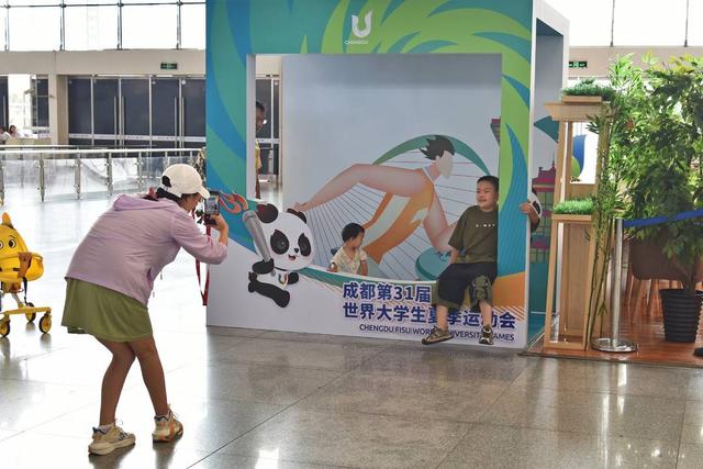 旅客在车站内打卡留念 成都车站供图