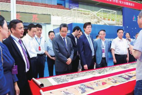 第六届中国(鄂尔多斯)国际羊绒羊毛展览会/供图