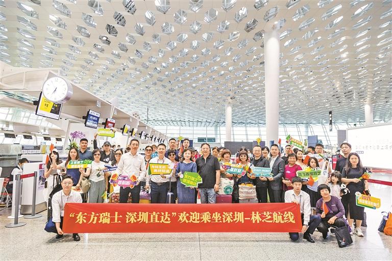送机仪式上，首航旅客开心合影。深圳特区报记者 刘羽洁 摄