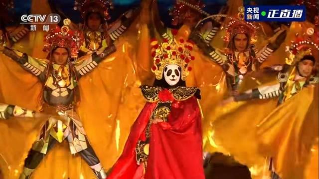 开幕式上川剧变脸（图据央视直播截图）