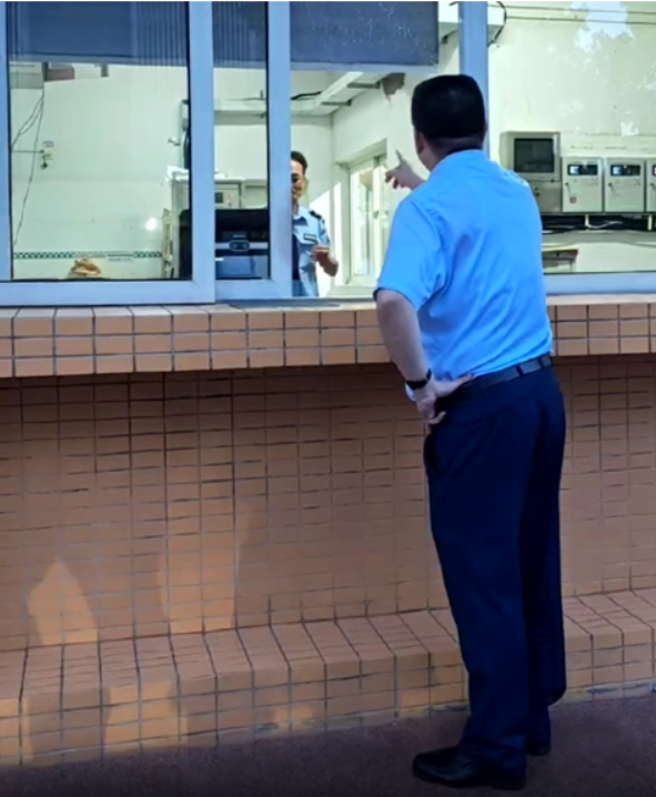 图:7月19日姚振华被拦在中炬高新总部门口 图源:宝能官网
