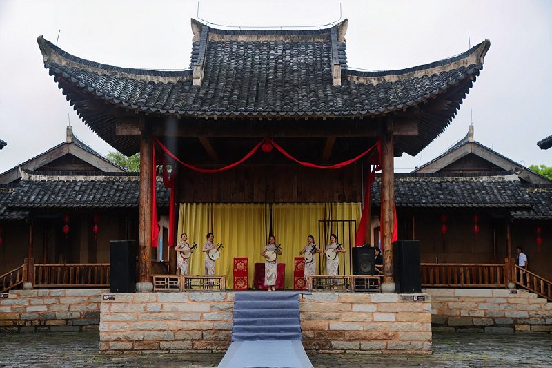 图为果园镇“文艺轻骑兵”志愿服务队(张庆 摄)