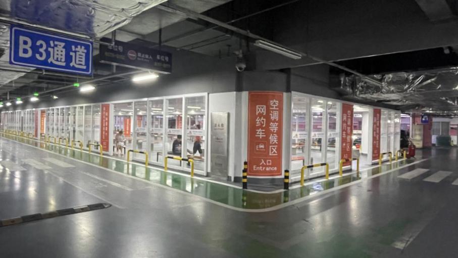 上图为7月25日施工改造后的候车区域