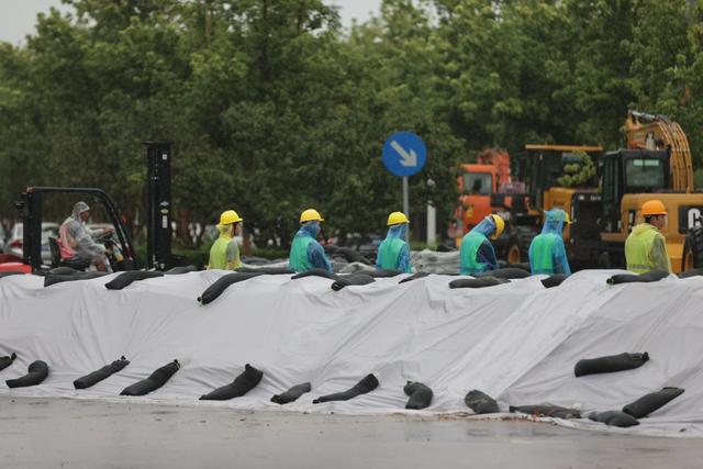 通州北运河沿岸防洪沙袋垒到一米高，排水工人吃住在桥下盯防
