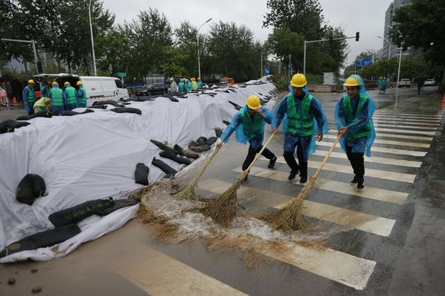 通州北运河沿岸防洪沙袋垒到一米高，排水工人吃住在桥下盯防