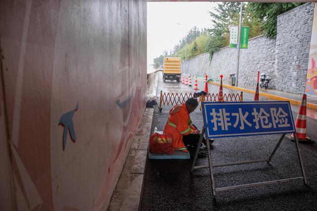 通州北运河沿岸防洪沙袋垒到一米高，排水工人吃住在桥下盯防