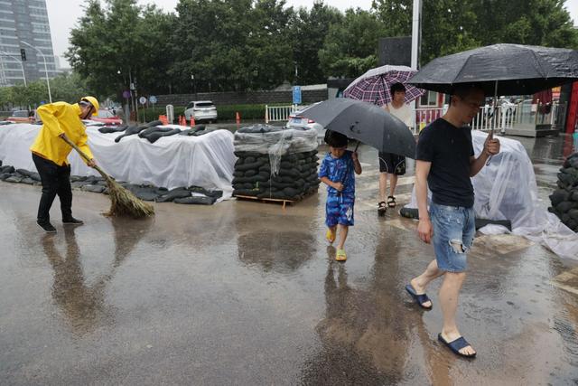 通州北运河沿岸防洪沙袋垒到一米高，排水工人吃住在桥下盯防