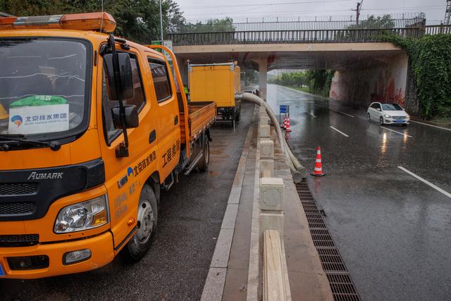 通州北运河沿岸防洪沙袋垒到一米高，排水工人吃住在桥下盯防