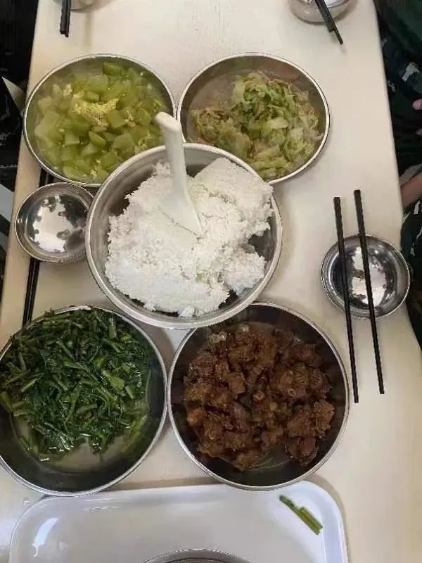 △入营后的伙食为两荤两素