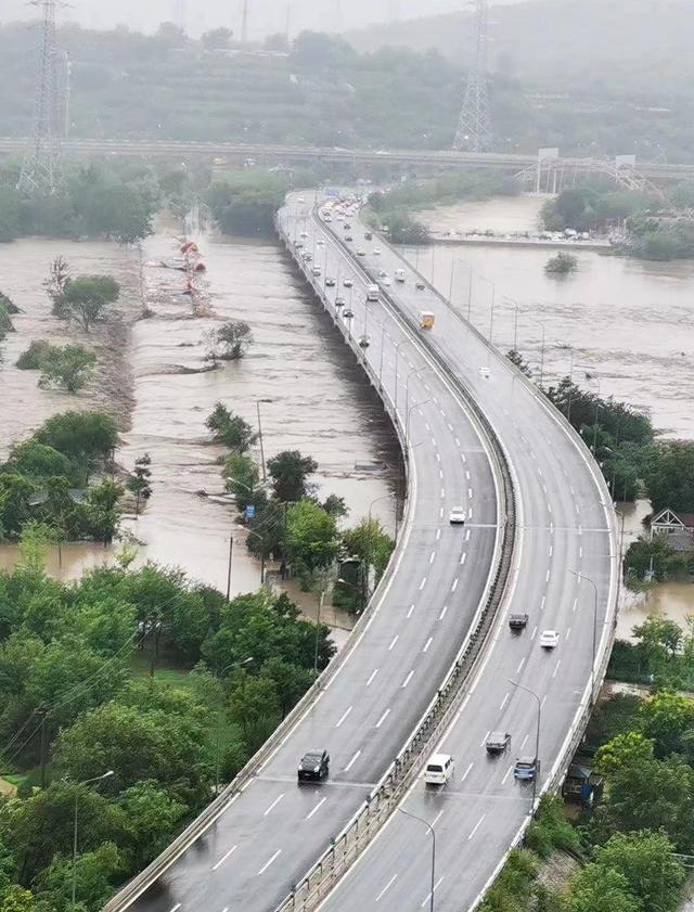 莲石路莲石湖桥下河水浩荡奔流。受访者供图
