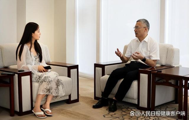 乐城管理局局长贾宁接受人民日报健康客户端记者采访。张赫摄