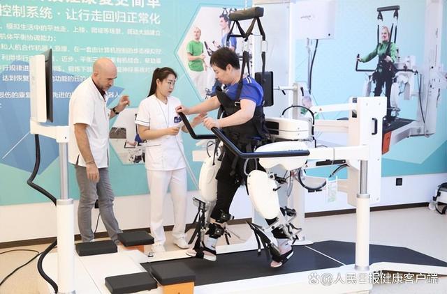 在乐城先行区的中法康复中心,患者在工作人员帮助下使用康复设备。乐城管理局供图