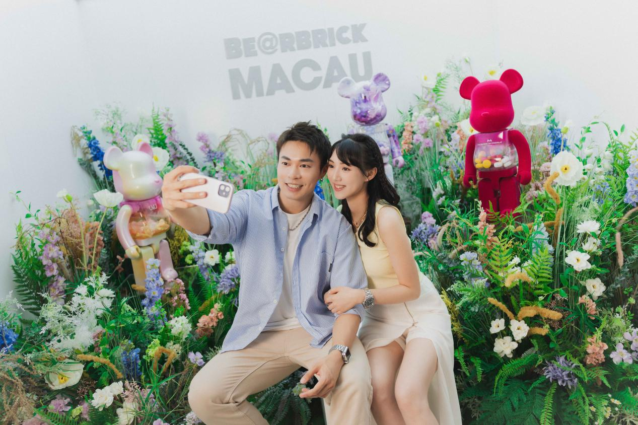 明珠大堂展区设有互动环节,观众可拍摄和打印带有BE@RBRICK元素的照片作为观展纪念品