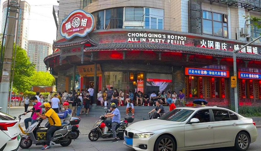 ▲市民游客在上海人民广场店排队等候,受访人供图